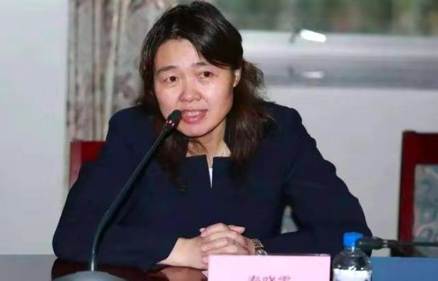 美女被捅尿口