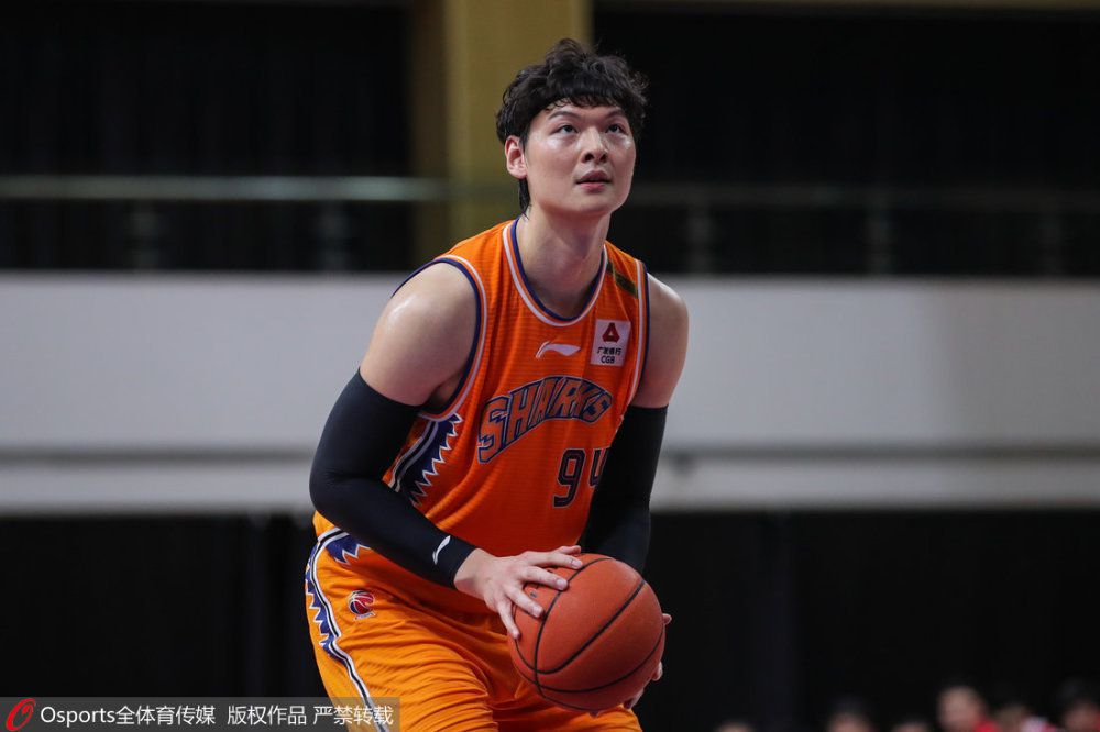 大学情侣野外吃奶捏胸